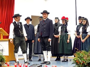 Heimathaus Trachtenbuch wird vorgestellt