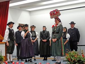 Heimathaus Trachtenbuch wird vorgestellt