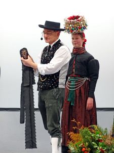 Heimathaus Trachtenbuch wird vorgestellt
