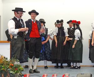 Heimathaus Trachtenbuch wird vorgestellt