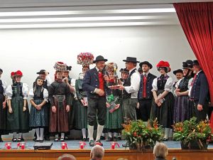 Heimathaus Trachtenbuch wird vorgestellt
