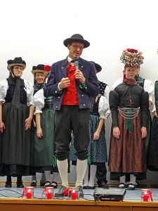 Heimathaus Trachtenbuch wird vorgestellt