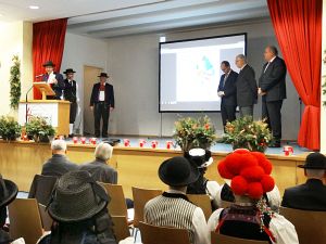 Heimathaus Trachtenbuch wird vorgestellt