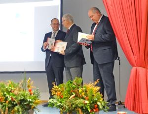 Heimathaus Trachtenbuch wird vorgestellt