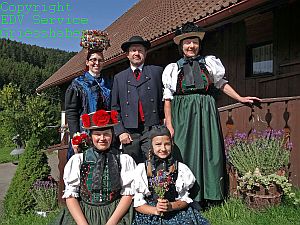 Bilder der Tennenbronner Tracht