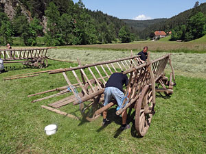 Waldfest Unterschiltach - Heuwagen aufbauen