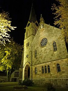 Evangelische Kirche nachts