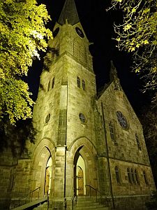 Evangelische Kirche nachts