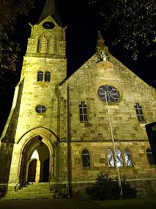 Evangelische Kirche nachts