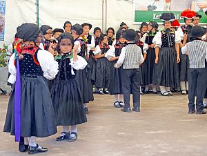 Schwarzwlder Tracht mit Bollenhut in Reichenbach