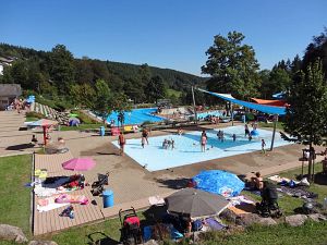 32 Grad - Hochbetrieb im Schwimmbad Tennenbronn