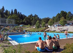 32 Grad - Hochbetrieb im Schwimmbad Tennenbronn