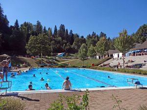 32 Grad - Hochbetrieb im Schwimmbad Tennenbronn