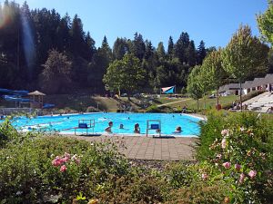 32 Grad - Hochbetrieb im Schwimmbad Tennenbronn