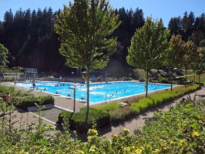 32 Grad - Hochbetrieb im Schwimmbad Tennenbronn