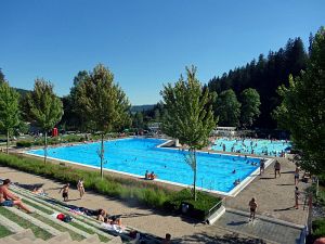 32 Grad - Hochbetrieb im Schwimmbad Tennenbronn
