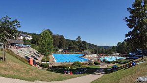 32 Grad - Hochbetrieb im Schwimmbad Tennenbronn