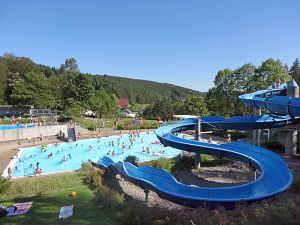 32 Grad - Hochbetrieb im Schwimmbad Tennenbronn
