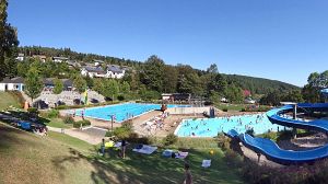 32 Grad - Hochbetrieb im Schwimmbad Tennenbronn