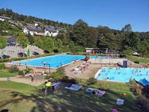 32 Grad - Hochbetrieb im Schwimmbad Tennenbronn