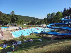 32 Grad - Hochbetrieb im Schwimmbad Tennenbronn