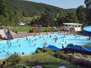 32 Grad - Hochbetrieb im Schwimmbad Tennenbronn
