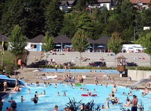 32 Grad - Hochbetrieb im Schwimmbad Tennenbronn