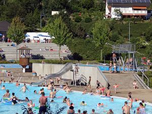 32 Grad - Hochbetrieb im Schwimmbad Tennenbronn