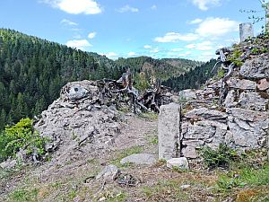 Ruine Berneck im Betonkorsett  
