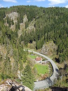 Ruine Berneck im Betonkorsett  