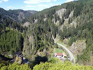 Ruine Berneck im Betonkorsett  