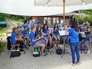 Jugendorchester Tennenbronn beim Waldfest der Sportschtzen