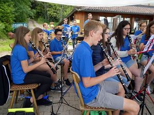 Jugendorchester Tennenbronn beim Waldfest der Sportschtzen