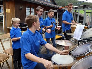 Jugendorchester Tennenbronn beim Waldfest der Sportschtzen