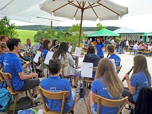 Jugendorchester Tennenbronn beim Waldfest der Sportschtzen