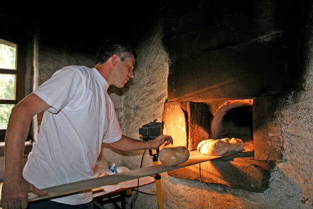 Schwarzwälder Holzofenbrot backen
