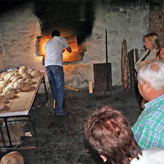 Schwarzwälder Holzofenbrot backen