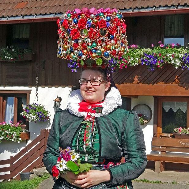 Die tennenbronner Schwarzwald Tracht