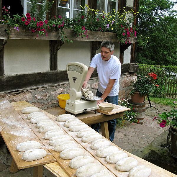 Schwarzwälder Holzofenbrot backen
