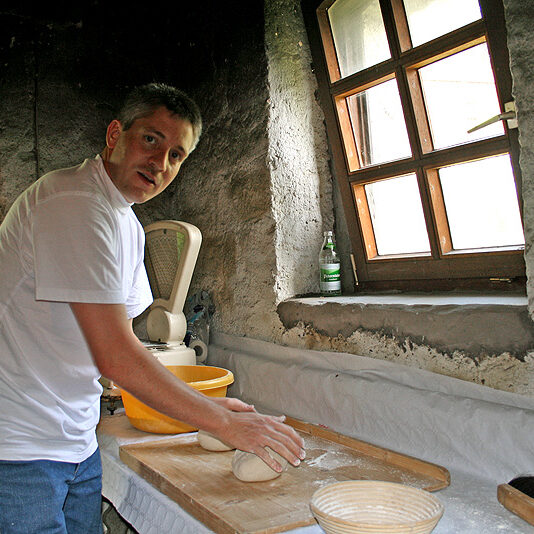 Schwarzwälder Holzofenbrot backen