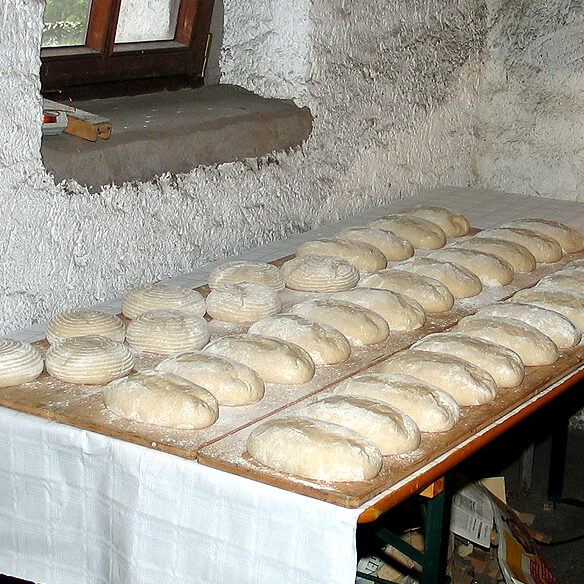 Schwarzwälder Holzofenbrot backen