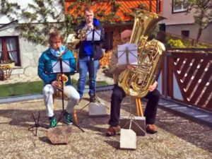 Mai-Lieder Spielen fünftes Balkonkonzert in der Löwenstraße Tennenbronn