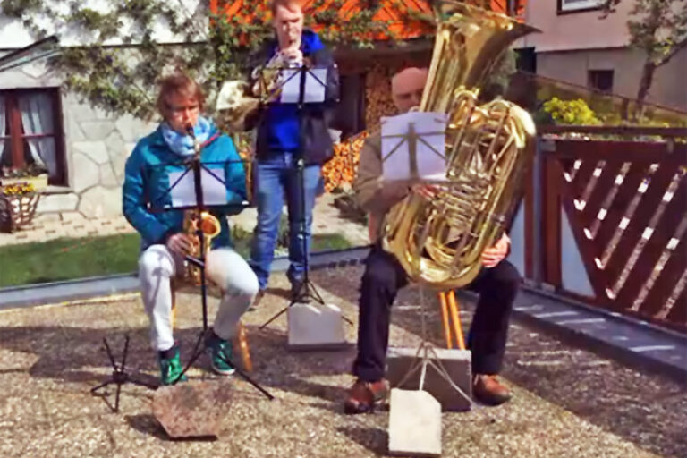 Mai-Lieder Spielen fünftes Balkonkonzert in der Löwenstraße Tennenbronn Mai-Lieder Spielen fünftes Balkonkonzert in der Löwenstraße Tennenbronn