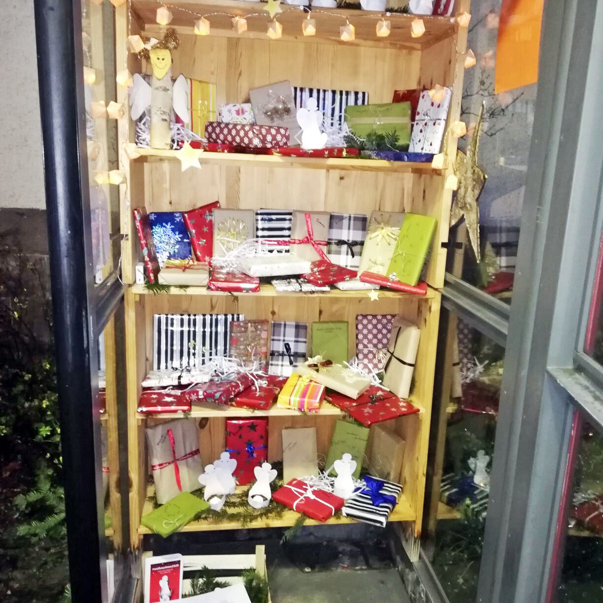 Bücherzelle mit Geschenken