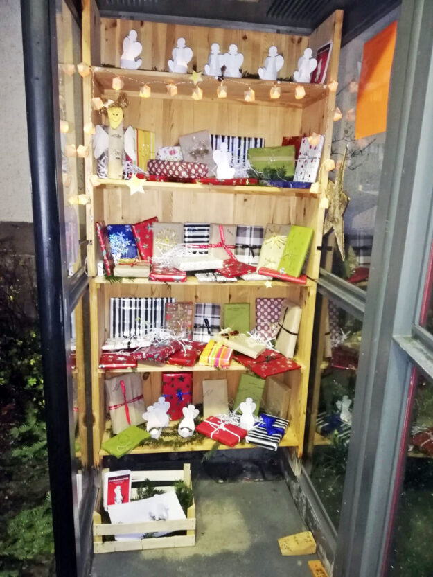 Bücherzelle mit Geschenken Bücherzelle mit Geschenken