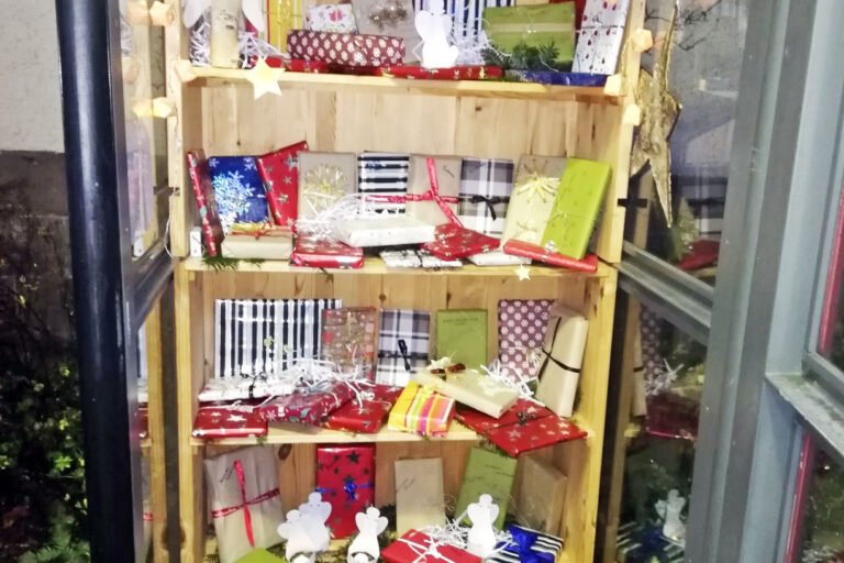 Bücherzelle mit Geschenken Bücherzelle mit Geschenken