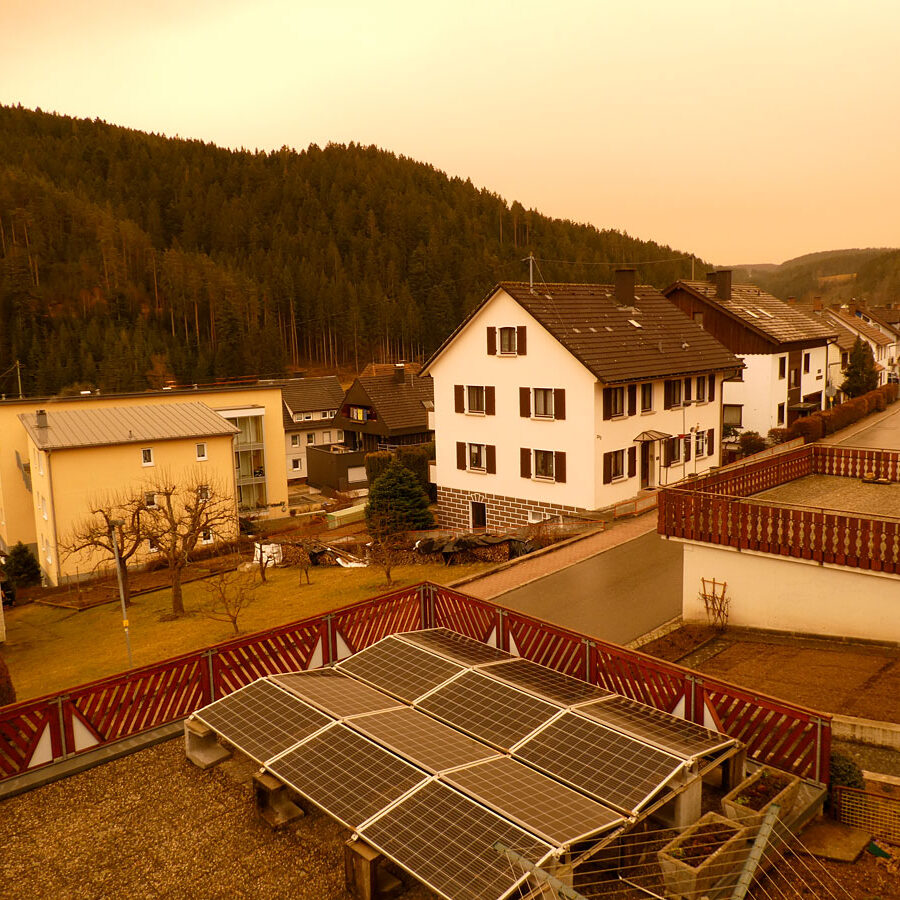 Saharastaub färbte den Himmel rötlich in Tennenbronn