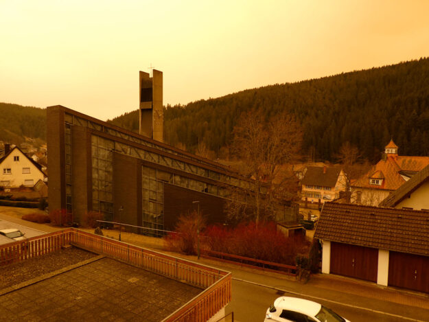 Saharastaub färbte den Himmel rötlich in Tennenbronn