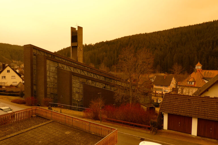 Saharastaub färbte den Himmel rötlich in Tennenbronn
