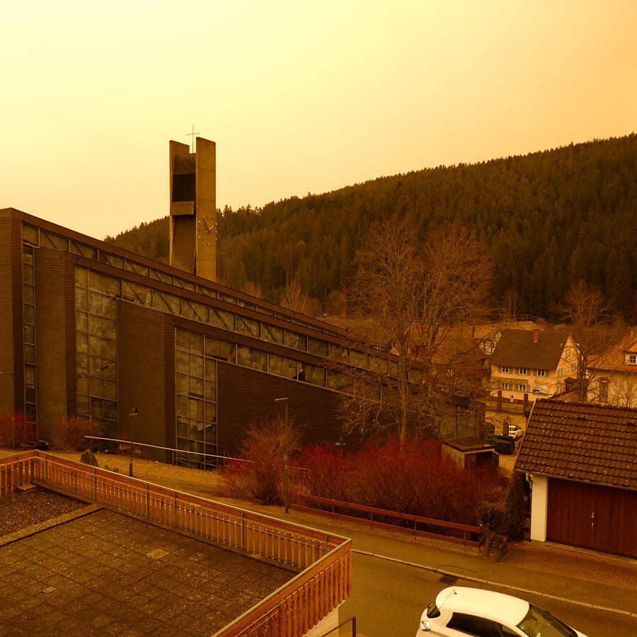 Saharastaub färbte den Himmel rötlich in Tennenbronn
